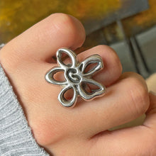 Cargar imagen en el visor de la galería, Anillo de Plata 0.925 con diseño de Flor. Disponible en talla 6.
