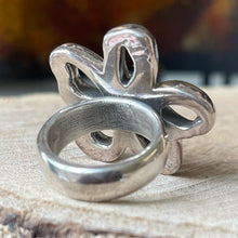 Cargar imagen en el visor de la galería, Anillo de Plata 0.925 con diseño de Flor. Disponible en talla 6.
