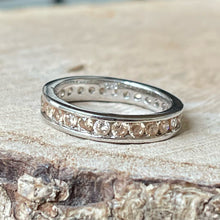 Cargar imagen en el visor de la galería, Anillo diseño Eternity de Plata 0.925 con Cristales Facetados color Topacio. Disponible en talla 7.
