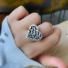 Cargar imagen en el visor de la galería, Anillo Corazón Labrado en Plata Peruana 0.950. Disponible en talla 8.5 y talla 9.
