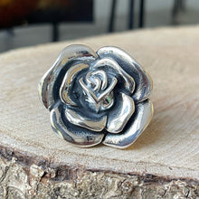 Cargar imagen en el visor de la galería, Anillo de Plata 0.925 Quemada con diseño de Rosa. Disponible en talla 7.5
