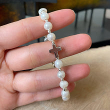 Cargar imagen en el visor de la galería, Pulsera de Plata 0.925 y Perlas Naturales, con dije en diseño de Cruz
