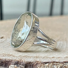 Cargar imagen en el visor de la galería, Anillo de Plata 0.925 con Cristal Facetado en tonalidad Verde Claro. Disponible en talla 8.5.
