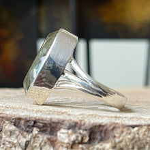 Cargar imagen en el visor de la galería, Anillo de Plata 0.925 con Cristal Facetado en tonalidad Verde Claro. Disponible en talla 8.5.
