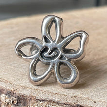 Cargar imagen en el visor de la galería, Anillo de Plata 0.925 con diseño de Flor. Disponible en talla 6.
