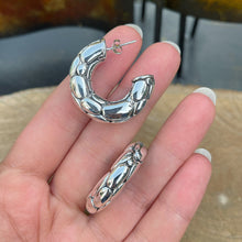 Cargar imagen en el visor de la galería, Argollas de Plata 0.925 con diseño Empedrado
