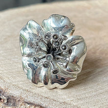 Cargar imagen en el visor de la galería, Anillo de Plata 0.925 y Acerinas con Diseño Flor. Disponible en talla 8.
