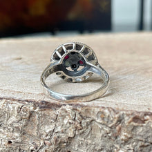 Cargar imagen en el visor de la galería, Anillo de Plata 0.925 en diseño “Quemado” con Esmeraldas, Rubíes, Ónix y Acerinas. Disponible en talla 8 y en talla 9.
