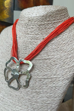 Cargar imagen en el visor de la galería, Cuello de cuerina delgada naranja con Dije y Aretes en Plata 0.925, diseño Flor
