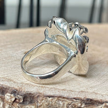 Cargar imagen en el visor de la galería, Anillo de Plata 0.925 y Acerinas con Diseño Flor. Disponible en talla 8.
