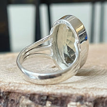 Cargar imagen en el visor de la galería, Anillo de Plata 0.925 con Cristal Facetado en tonalidad Verde Claro. Disponible en talla 8.5.
