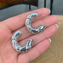 Cargar imagen en el visor de la galería, Argollas de Plata 0.925 con diseño Empedrado
