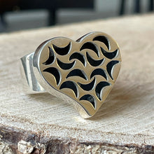 Cargar imagen en el visor de la galería, Anillo Corazón Labrado en Plata Peruana 0.950. Disponible en talla 8.5 y talla 9.
