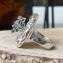 Cargar imagen en el visor de la galería, Anillo de Plata 0.925 y Acerinas con Diseño Flor. Disponible en talla 8.
