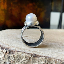 Cargar imagen en el visor de la galería, Anillo de Plata Peruana 0.950 con Perla Natural. Disponible en talla 7.5
