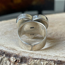 Cargar imagen en el visor de la galería, Anillo Corazón Labrado en Plata Peruana 0.950. Disponible en talla 8.5 y talla 9.
