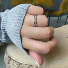 Cargar imagen en el visor de la galería, Anillo diseño Eternity de Plata 0.925 con Cristales Facetados color Topacio. Disponible en talla 7.

