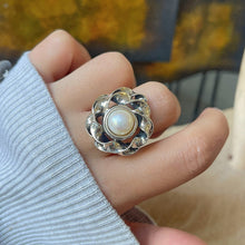 Cargar imagen en el visor de la galería, Anillo de Diseñador en Plata Peruana 0.950 con Perla Natural. Disponible en talla 10.5
