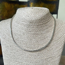 Cargar imagen en el visor de la galería, Cuello tipo Choker de Plata 0.925 con diseño Martillado
