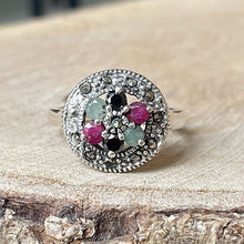 Cargar imagen en el visor de la galería, Anillo de Plata 0.925 en diseño “Quemado” con Esmeraldas, Rubíes, Ónix y Acerinas. Disponible en talla 8 y en talla 9.
