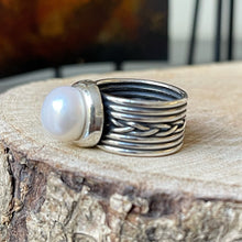 Cargar imagen en el visor de la galería, Anillo de Plata Peruana 0.950 con Perla Natural. Disponible en talla 7.5
