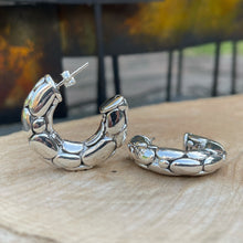 Cargar imagen en el visor de la galería, Argollas de Plata 0.925 con diseño Empedrado
