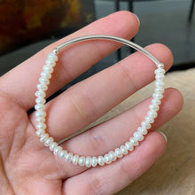 Cargar imagen en el visor de la galería, Pulsera elástica con Perlas Naturales y Plata 0.925
