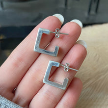 Cargar imagen en el visor de la galería, Aretes de Plata Peruana 0.950 con Diseño Cuadrado
