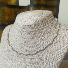 Cargar imagen en el visor de la galería, Collar tipo Choker en Plata 0.925 con diseño Ondulado
