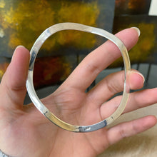 Cargar imagen en el visor de la galería, Aro de Pulsera en Plata 0.925 con diseño Ondulado
