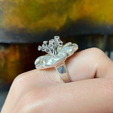 Cargar imagen en el visor de la galería, Anillo de Plata 0.925 y Acerinas con Diseño Flor. Disponible en talla 8.
