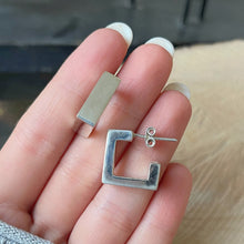 Cargar imagen en el visor de la galería, Aretes de Plata Peruana 0.950 con Diseño Cuadrado
