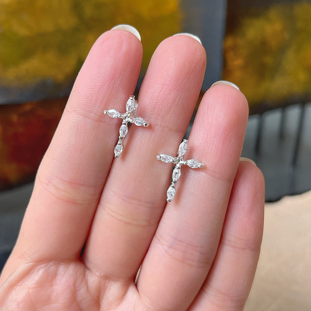 Aretes de Plata 0.925 con Zirconias. Diseño de Cruz.