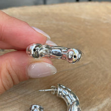 Cargar imagen en el visor de la galería, Argollas de Plata 0.925 con diseño Empedrado
