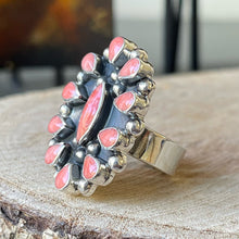 Cargar imagen en el visor de la galería, Anillo de Plata Mexicana 0.925 con Coral. Disponible en talla 7.5 y talla 8
