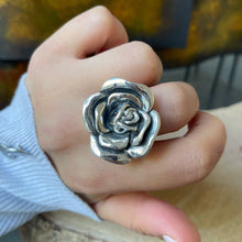 Cargar imagen en el visor de la galería, Anillo de Plata 0.925 Quemada con diseño de Rosa. Disponible en talla 7.5
