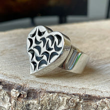 Cargar imagen en el visor de la galería, Anillo Corazón Labrado en Plata Peruana 0.950. Disponible en talla 8.5 y talla 9.
