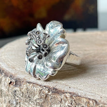 Cargar imagen en el visor de la galería, Anillo de Plata 0.925 y Acerinas con Diseño Flor. Disponible en talla 8.
