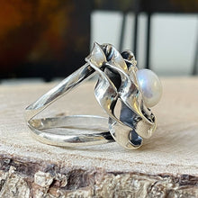 Cargar imagen en el visor de la galería, Anillo de Diseñador en Plata Peruana 0.950 con Perla Natural. Disponible en talla 10.5
