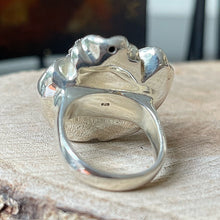 Cargar imagen en el visor de la galería, Anillo de Plata 0.925 y Acerinas con Diseño Flor. Disponible en talla 8.
