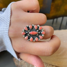 Cargar imagen en el visor de la galería, Anillo de Plata Mexicana 0.925 con Coral. Disponible en talla 7.5 y talla 8
