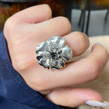 Cargar imagen en el visor de la galería, Anillo de Plata 0.925 y Acerinas con Diseño Flor. Disponible en talla 8.
