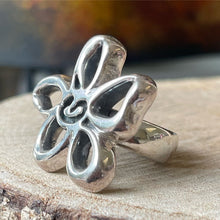 Cargar imagen en el visor de la galería, Anillo de Plata 0.925 con diseño de Flor. Disponible en talla 6.
