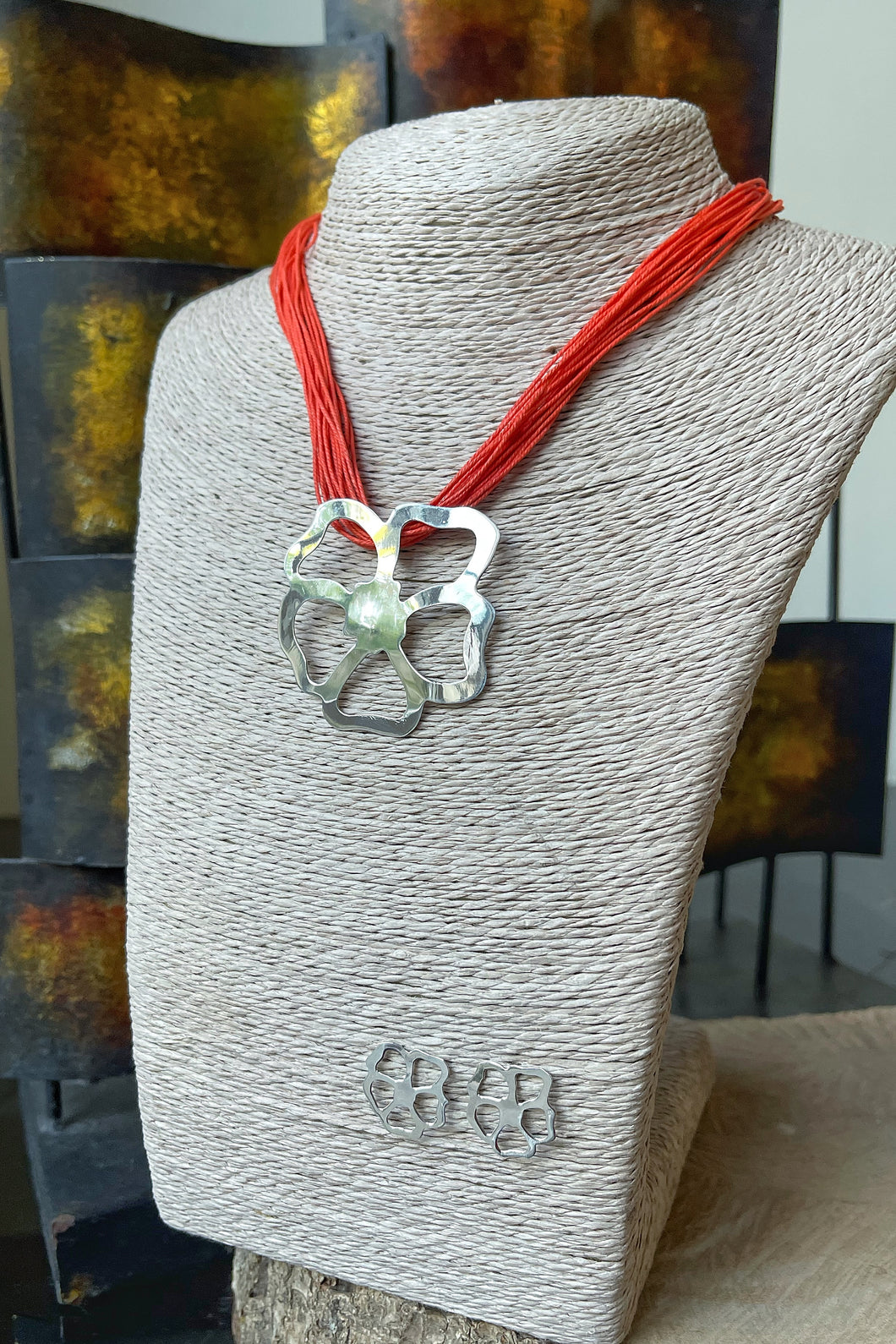 Cuello de cuerina delgada naranja con Dije y Aretes en Plata 0.925, diseño Flor