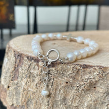 Cargar imagen en el visor de la galería, Pulsera de Plata 0.925 y Perlas Naturales, con dije en diseño de Cruz
