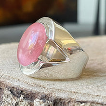 Cargar imagen en el visor de la galería, Anillo de Plata Peruana 0.950 con Cuarzo Rosa. Disponible en talla 8 y 8.5.
