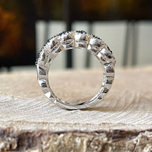 Cargar imagen en el visor de la galería, Anillo de Plata 0,925 con Zirconias Cúbicas Negras y Blancas. Disponible en talla 6.5
