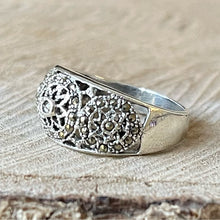 Cargar imagen en el visor de la galería, Anillo de Plata 0.925 con Acerinas. Disponible en talla 7
