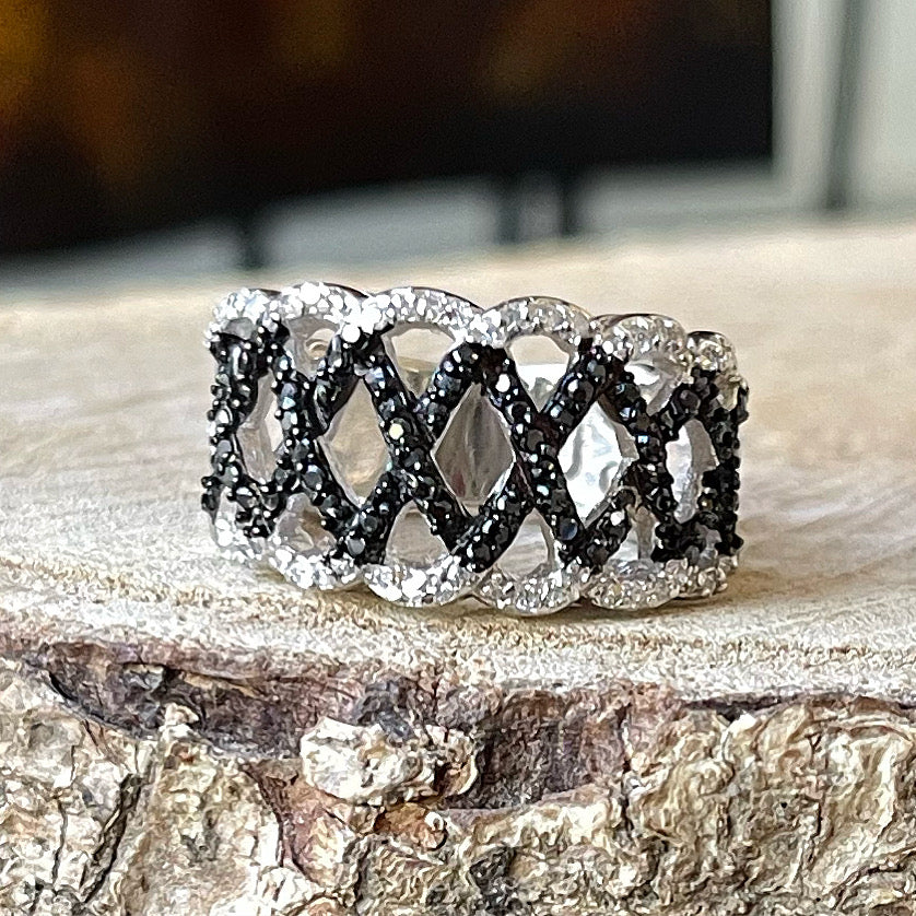 Anillo de Plata 0,925 con Zirconias Cúbicas Negras y Blancas. Disponible en talla 6.5