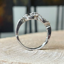 Cargar imagen en el visor de la galería, Anillo de Plata 0,925 con Zirconias. Disponible en talla 8.5
